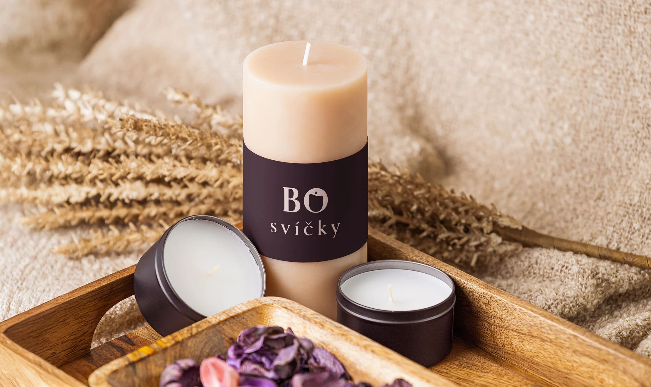 BO svíčky pillar candle with a branded label and two tin candles on a wooden tray