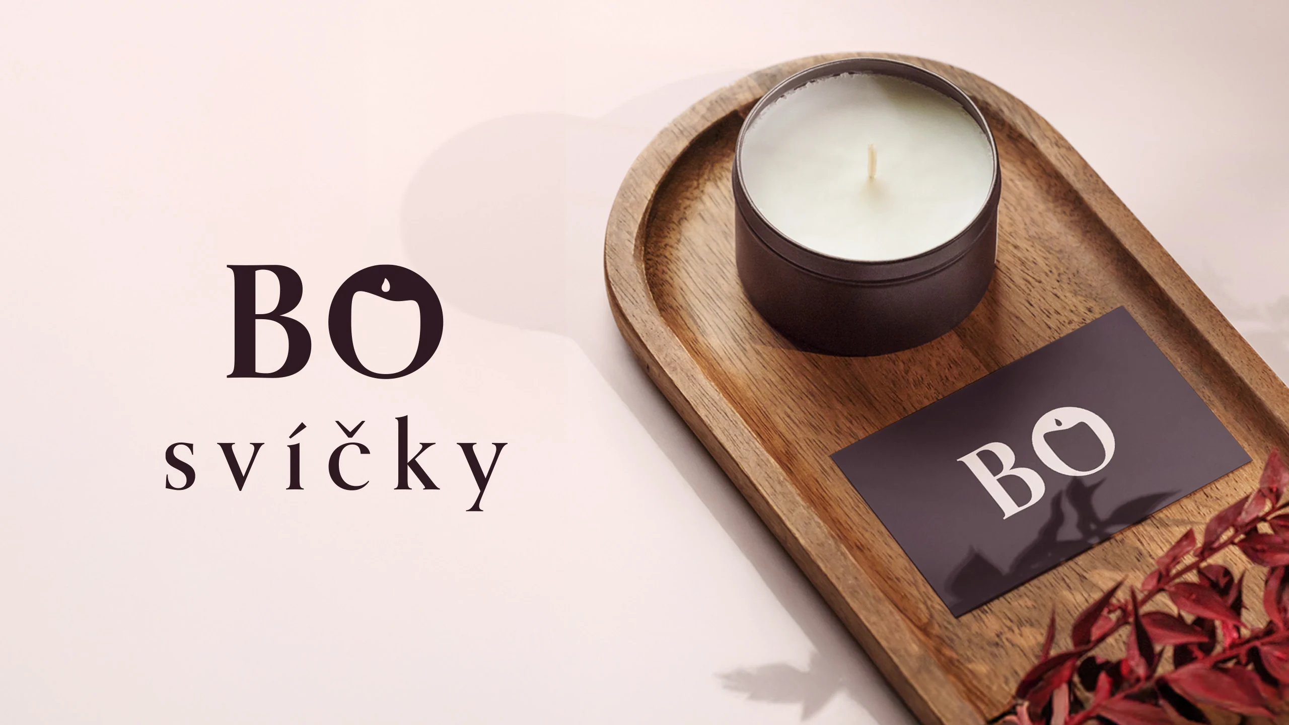 Pink still life with a candle on a wooden tray and the BO svíčky wordmark